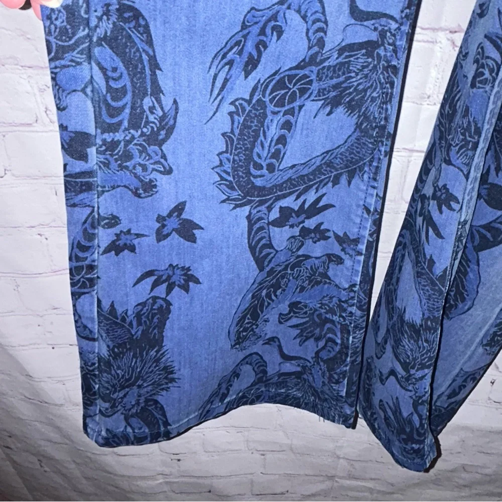 BDG Printed‎ Ruched Dipped V-Front Flare Jean size 28 - Picture 4 of 9